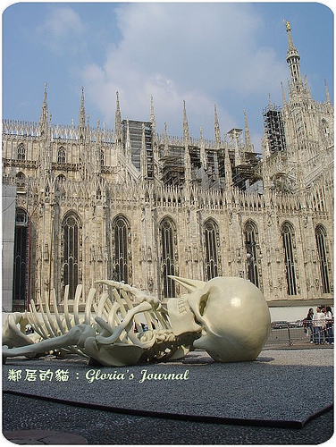 Big skeleton lays on Piazza Reale, next to Duomo